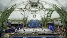 Para pekerja melakukan sentuhan akhir pada Grand Palais, Selasa, 23 Juli 2024, di Paris, Prancis. (AP Photo/Andrew Medichini)