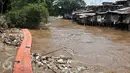 Kondisi sungai Ciliwung di kawasan Manggarai, Jakarta Selatan, Rabu (8/3). Hujan deras yang mengguyur kawasan Jabodetabek semalam membuat debit air di Ciliwung meningkat dan membawa sampah. (Liputan6.com/Yoppy Renato)
