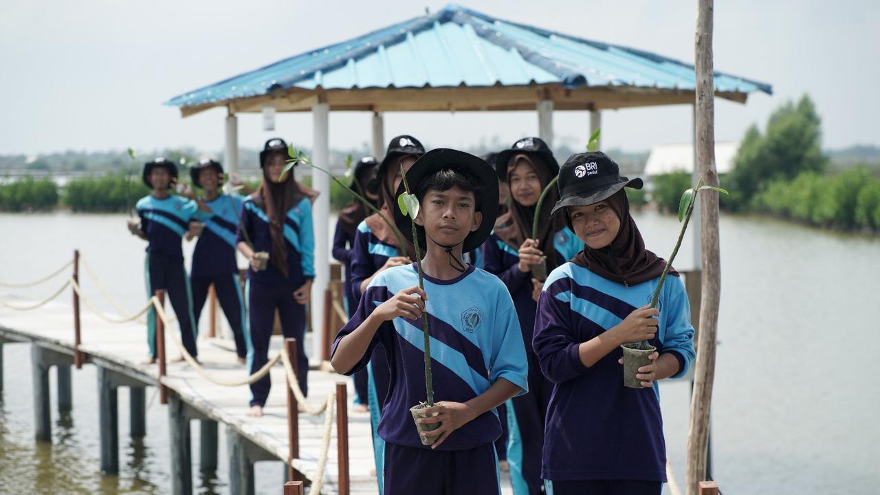 BRI Ajak Generasi Muda Jaga Ekosistem Lingkungan Melalui Penanaman Mangrove dan Pengelolaan Limbah Plastik