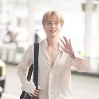 Jimin BTS dipastikan bakal hadir di Paris Fashion Week untuk pertunjukkan busana Dior. Ia terlihat di Bandara Incheon menuju Paris [Dior]