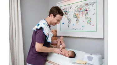 Selain mengganti popok, Zuckerberg juga memamerkan foto sang anak dengan boneka karakter Star Wars.