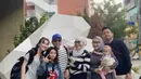 Bersama keluarganya, Ayu Ting Ting tampil dengan OOTD yang begitu low profile.  [Foto: Instagram/ Ayu Ting Ting]