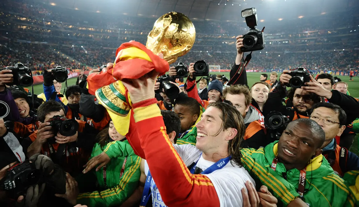 Sergio Ramos. Bek tengah Spanyol berusia 36 tahun yang saat ini masih aktif bermain bersama PSG di musim keduanya tercatat telah mengoleksi 180 caps bersama Timnas Spanyol. Di ajang Piala Dunia ia telah tampil dalam 4 edisi mulai 2006 hingga 2018 dan total tampil dalam 17 laga. Prestasi terbaiknya tentu saja saat membawa Timnas Spanyol menjadi juara pada Piala Dunia 2010 di Afrika Selatan. Sayang, peluangnya tipis untuk masuk skuad asuhan Luis Enrique pada Piala Dunia 2022 Qatar. (AFP/Jewel Samad)