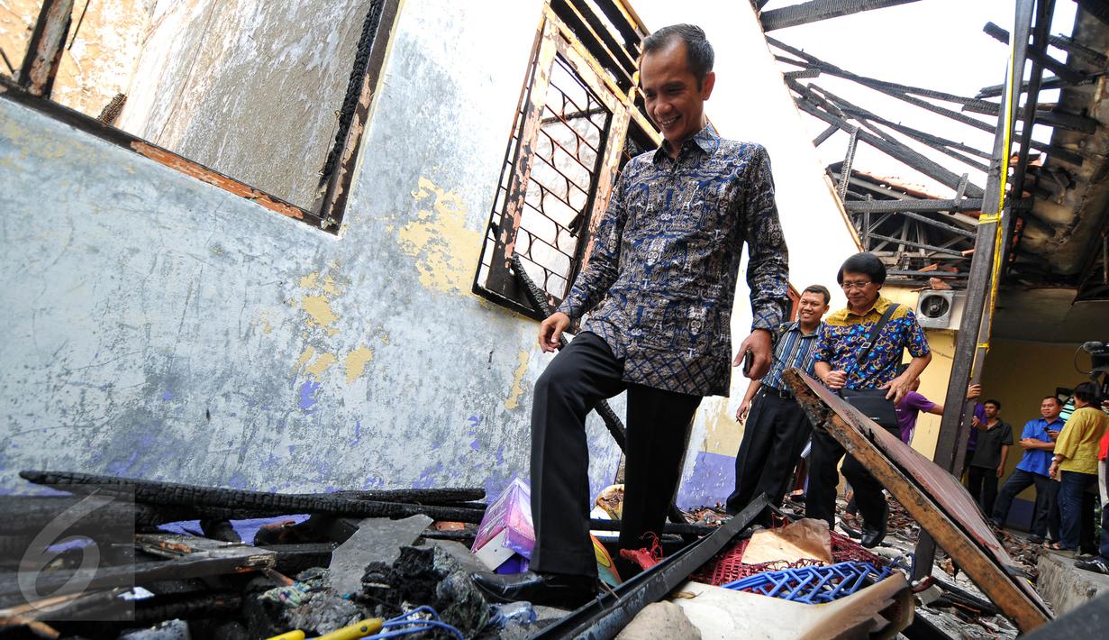 Ketua Komnas HAM Nur Kholis meninjau kantor Komnas Perlindungan Anak yang mengalami kebakaran, Jakarta, Senin (29/6/2015). Kedatangan Nur Kholis untuk melakukan investigasi terkait kebakaran tersebut. (Liputan6.com/Yoppy Renato)