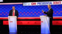 Presiden Joe Biden dan mantan Presiden Donald Trump terlihat saat debat calon presiden (capres) yang disiarkan CNN di Atlanta pada 27 Juni 2024. (Austin Steele/CNN)