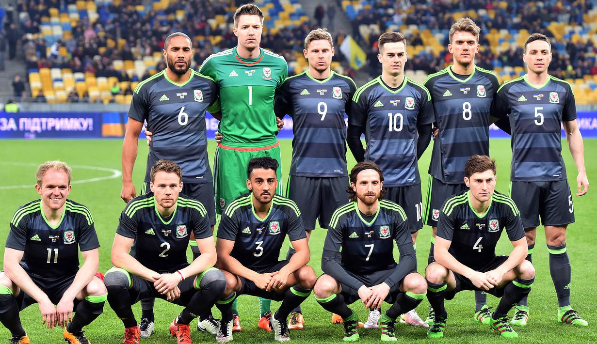 Formasi ini berkebalikan dengan pose-pose Euro 2020. Mereka tampak menggunakan formasi asimetris dengan barisan depan dan barisan belakang yang berlawanan. Saat itu Timnas Wales sedang bertemu Timnas Ukraina pada pertandingan persahabatan Euro 2016. (Foto: AFP/Sergei Supinsky)