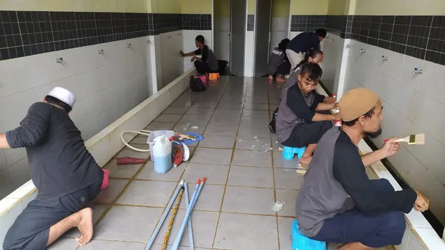 Sesuai dengan tugasnya, beberapa anggota komunitas nampak tengah membersihkan tempat wudlu dan kamar mandi masjid Agung Sirotul Jannah, Cikelet, Garut
