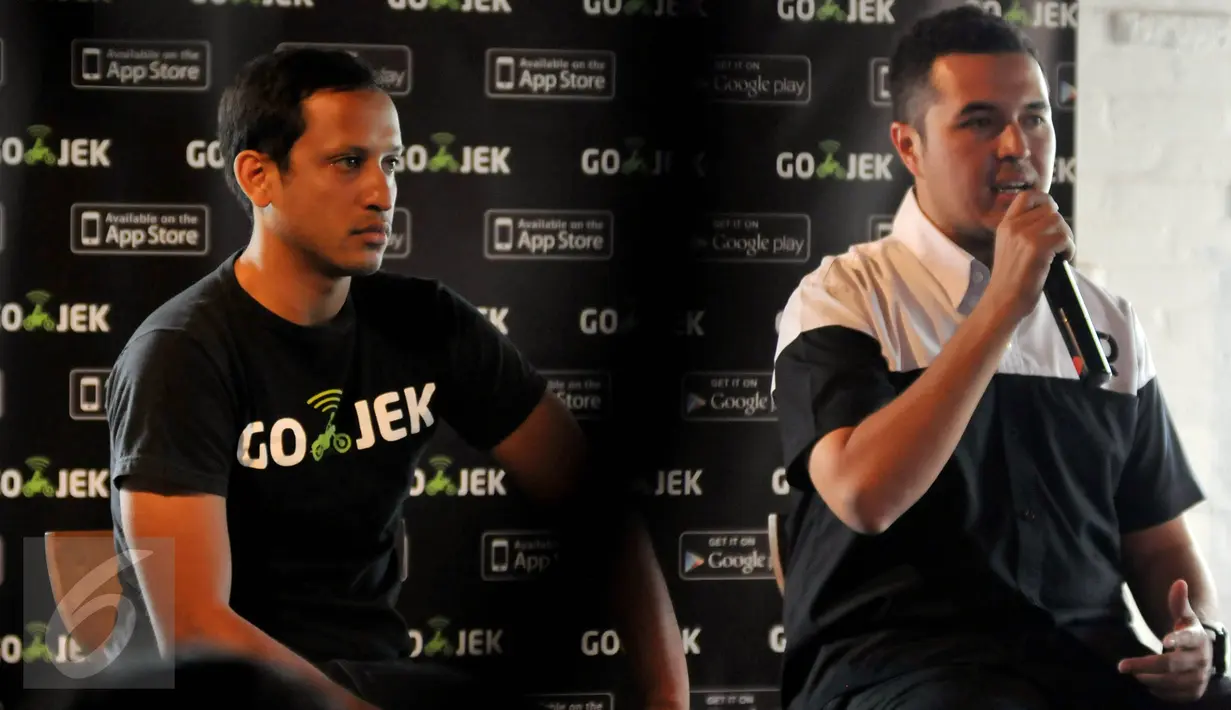 CEO Go-Jek, Nadiem Makarim (kiri) dan pembalap Reli nasional, Rifat Sungkar saat konferesi pers di Jakarta, Selasa (30/6/2015). Go-Jek mengumumkan kerja sama dengan Rifat Driver Labs. (Liputan6.com/Johan Tallo)