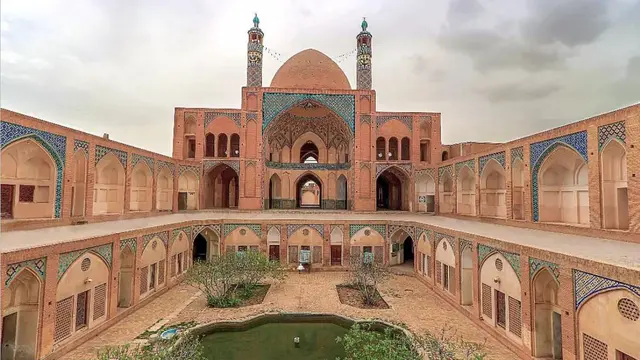 Masjid Agha Bozorg di Iran
