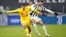 Pemain Juventus, Adrien Rabiot, berebut bola dengan pemain Cagliari, Marko Rog, pada laga Liga Italia di Stadion Allianz, Turin, Minggu (22/11/2020). Juventus menang dengan skor 2-0.  (AP Photo/Antonio Calanni)