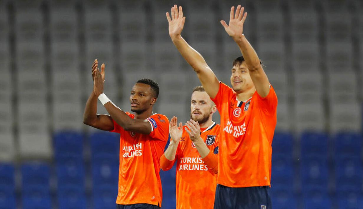 Para pemain Istanbul Basaksehir merayakan kemenangan atas Manchester United pada laga Liga Champions di Stadion Fatih Terim, Kamis (5/11/2021). MU takluk dengan skor 2-1. (AP Photo)