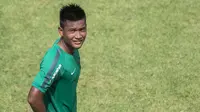 Striker Timnas Indonesia, Nur Hardianto, mendengarkan instruksi saat latihan di Lapangan ABC Senayan, Jakarta, Jumat (23/2/2018). Latihan ini merupakan persiapan jelang Asian Games 2018. (Bola.com/Vitalis Yogi Trisna)