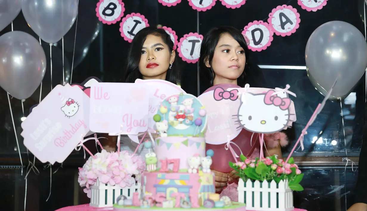 Ruangan di Blue Fox Restaurant and Lounge pada Jumat (5/8) malam, didominasi nuansa pink sesuai warna kesukaannya dan aksen Hello Kitty. Kue ultah berbentuk boneka dipesan secara khusus.  (Galih W. Satria/Bintang.com)