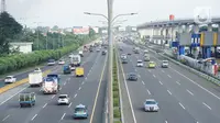 Kendaraan melintasi ruas jalan tol di Jakarta, Selasa (19/5/2020). PT Jasa Marga (Persero) Tbk memprediksi volume lalu lintas selama Lebaran akan mengalami penurunan signifikan sebesar 62,5 persen untuk pra Idul Fitri akibat larangan mudik selama pandemi COVID-19. (Liputan6.com/Immanuel Antonius)