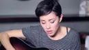 Terakhir, jika kamu ingin menikmati hari Valentine dengan genre pop, yuk coba dengarkan Kia Grannis dengan judul Valentine! (Youtube)