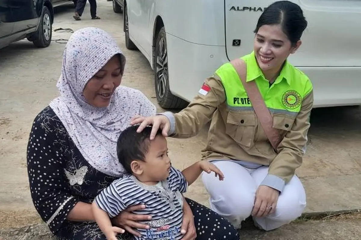 Sosialita cantik Novita Emilda berikan bantuan (Istimewa)