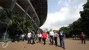 Delegasi Dewan Olimpiade Asia (OCA) berjalan sambil meninjau area ring road kawasan Stadion Gelora Bung Karno Jakarta, Selasa (10/5/2016). Rencananya, Stadion GBK akan mulai direnovasi pada awal Juni mendatang. (Liputan6.com/Helmi Fithriansyah)