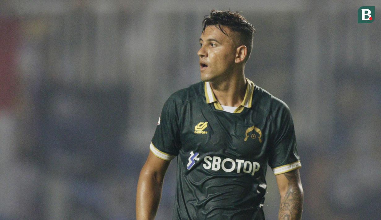 Striker Persikabo, Alex Goncalves, saat melawan Arema FC pada laga Shopee Liga 1 di Stadion Pakansari, Bogor, Senin, (2/3/2020). Persikabo takluk 0-2 dari Arema FC. (Bola.com/M Iqbal Ichsan)