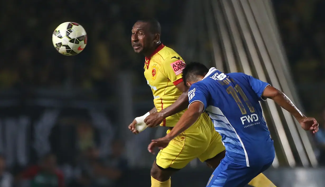 Pemain Sriwijaya FC, Patrice Wanggai berebut bola dengan pemain Persib, Dedi Kusnandar dalam Final Piala Presiden 2015 di Stadion Utama Gelora Bung Karno, Jakarta, Minggu (18/10/2015). (Bola.com/Nicklas Hanoatubun)