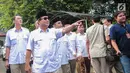 Ketua Umum Partai Gerindra Prabowo Subianto saat tiba di Kantor KPU, Jakarta, Sabtu (14/10). Kedatangan Prabowo Subianto tersebut untuk mengantar langsung berkas pendaftaran peserta Pemilihan Umum Tahun 2019. (Liputan6.com/Faizal Fanani)