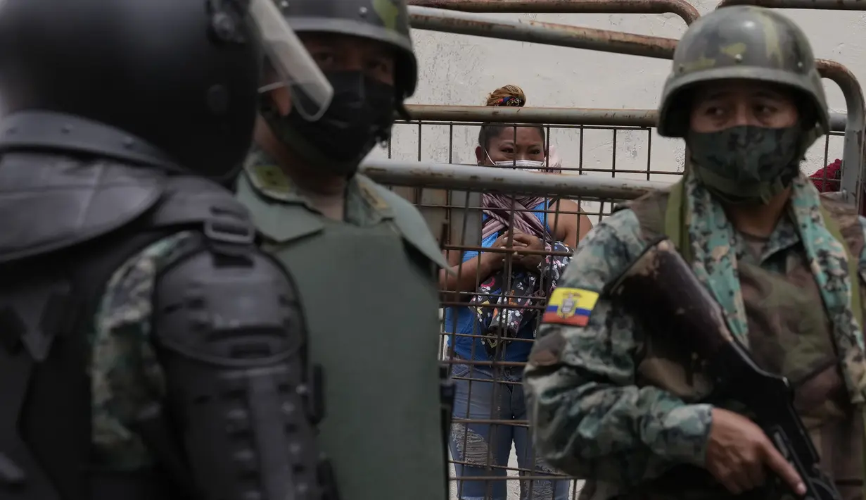 Seorang wanita menunggu kabar status narapidana setelah terjadi kerusuhan di Pusat Penahanan Sementara Nomor 1 di Quito, Ekuador (25/10/2021). Pihak berwenang melaporkan beberapa narapidana terluka. (AP Photo/Dolores Ochoa)