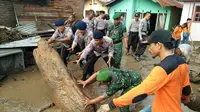 Ratusan personel gabungan dikerahkan menangani dampak banjir bandang yang melanda Kota Padang Sidempuan, Tapanuli Selatan, Sumut. (Liputan6.com/Reza Efendi)