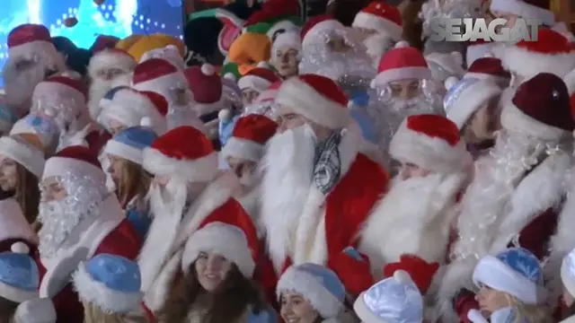 Sebuah parade natal di rayakan dengan meriah di Mink Rusia. Berbagai kostum bertemakan natal dikenakan oleh warga yang merayakannya