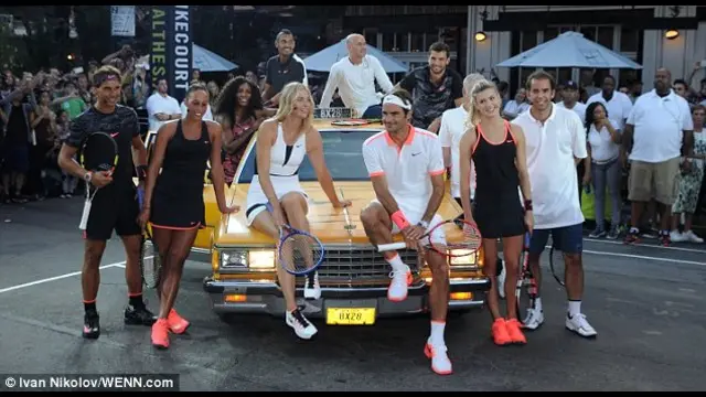 Parade petenis dunia seperti Serena Williams, Maria Sharapova, Roger Federer, Andre Agassi dan Pete Sampras memainkan laga ekshibisi di jalan umum kota New York yang mengakibatkan kemacetan.
