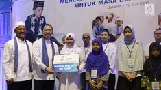 Dirut  PT Perusahaan Gas Negara (Persero) Tbk (PGN) Jobi Triananda Hasjim (kiri) dan Komisaris Utama PGN Fajar Harry Sampurno menyerahkan santunan anak yatim piatu dan dhuafa di kantor PGN Jakarta Pusat (16/6). (Liputan6.com)