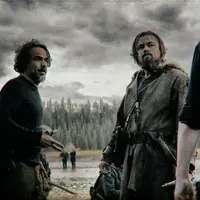 Alejandro Gonzales Inarritu mengarahkan Leonardo DiCaprio di The Revenant. foto: collider.com