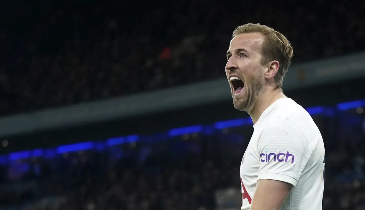 Penyerang Tottenham Hotspur Harry Kane merayakan gol ketiga untuk timnya yang dicetak ke gawang Manchester City pada pekan ke-26 Liga Inggris di Etihad stadium, Minggu (20/2/2022) dinihari WIB. Manchester City takluk 2-3 dari tim tamu, Tottenham Hotspur.  (AP Photo/Jon Super)