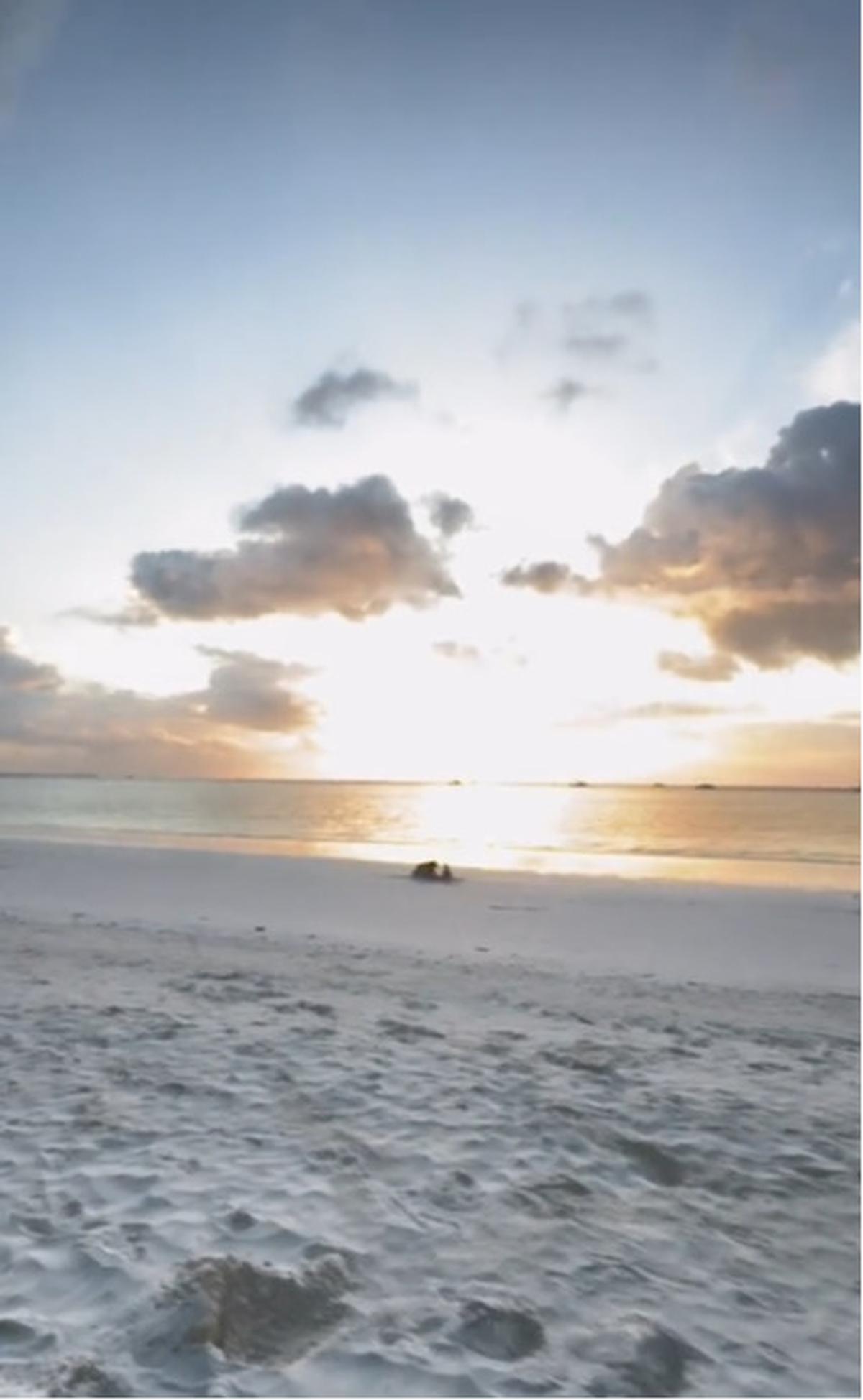 Dibuat Takjub, Momen Pria yang Perlihatkan Pantai dengan Pasir Terhalus di Dunia Ini Curi Perhatian