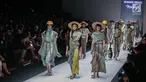 Model memperagakan busana rancangan HUMBANG SHIBORI x PURANA saat Jakarta Fashion Week (JFW) 2019 di Senayan City, Jakarta, Kamis (25/10). HUMBANG SHIBORI x PURANA mengangkat tenun ikat tradisional Humbang Shibori. (Liputan6.com/Faizal Fanani)