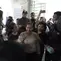 Momen Kepala BGN Bersimpuh Hadapi Murka Orang Tua Korban Keracunan MBG