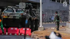 Mobil taktis barracuda TNI disiagakan di sekitar Gedung DPR/MPR RI, Jakarta, Selasa (1/10/2019). Pengamanan ekstra tersebut dilakukan jelang pelantikan anggota DPR RI periode 2019-2024. (Liputan6.com/Faizal Fanani)