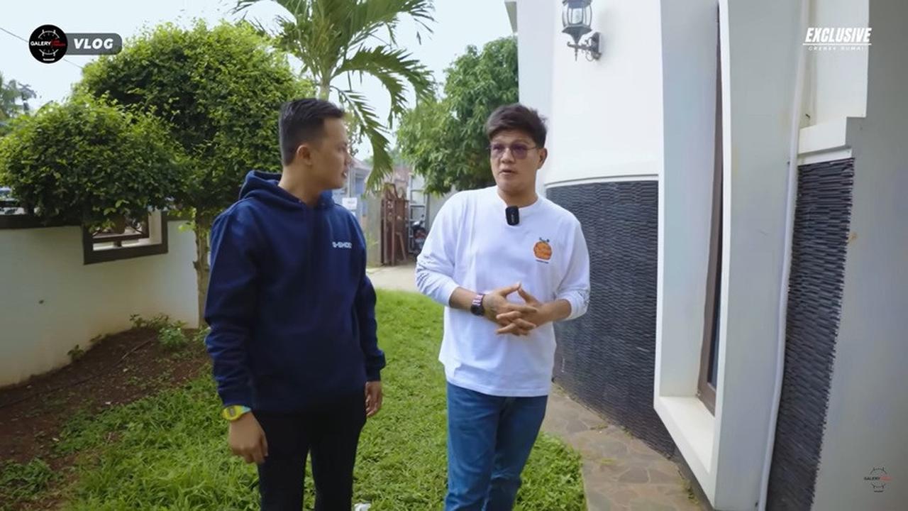 Rumah Andika memiliki halaman yang luas dan asri dengan sejumlah pohon dan tanaman.
