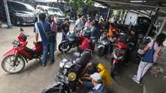 Warga antre untuk melakukan pengecekan fisik kendaraan bermotor mereka di Samsat Cinere, Depok, Jawa Barat, Jumat (11/4/2025). (merdeka.com/Arie Basuki)