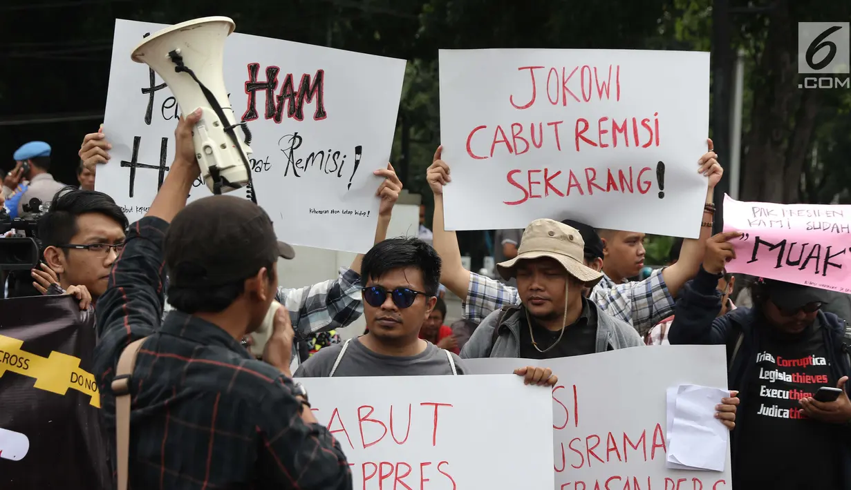 Sejumlah jurnalis dari berbagai organisasi dan media berunjuk rasa di Taman Pandang depan Istana Negara, Jakarta, Jumat (25/1). Mereka meminta Presiden Jokowi mencabut remisi yang diberikan kepada I Nyoman Susrama. (Liputan6.com/Helmi Fithriansyah)