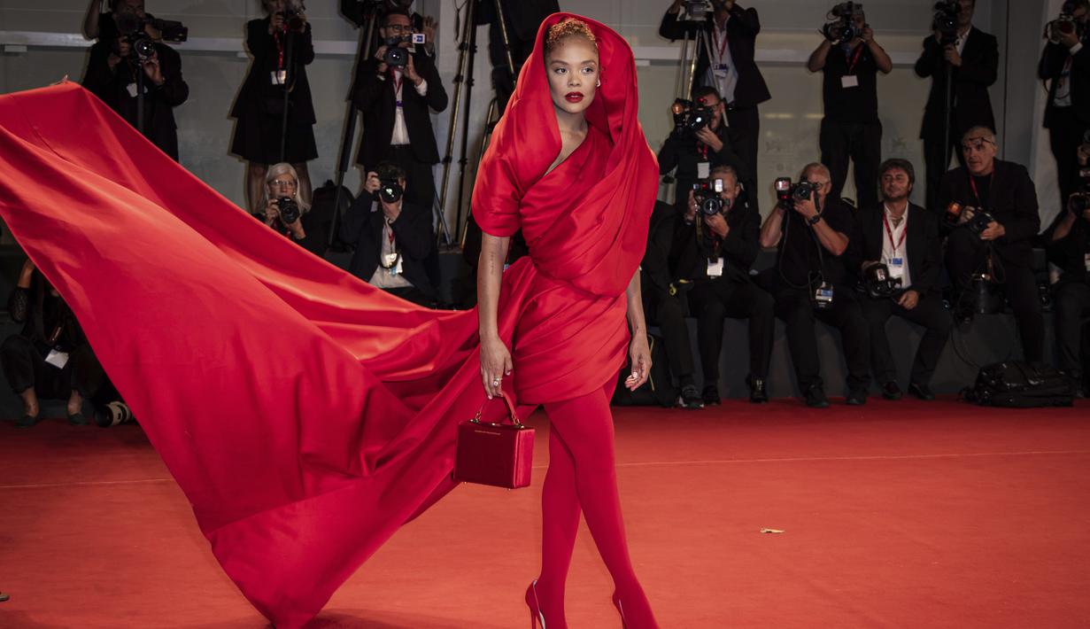 Tessa Thompson berpose untuk fotografer setibanya di pemutaran perdana film 'Bardo' selama Venice Film Festival ke-79 di Venesia, Italia, Kamis (1/9/2022). Memastikan menjadi pusat perhatian saat berjalan di karpet merah, Tessa Thompson memadukan penampilannya dengan celana ketat dan sepatu hak merah yang serasi. (Vianney Le Caer/Invision/AP)