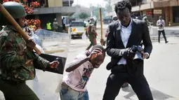 Seorang jurnalis foto berusaha mengabadikan gambar saat bentrokan di Nairobi, Kenya (16/5). Demonstran menuntut pembubaran otoritas pemilu karena adanya dugaan korupsi. (REUTERS/Goran (REUTERS/Goran Tomasevic)
