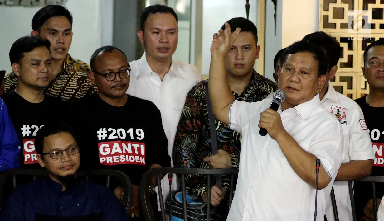 Ketua Umum Partai Gerindra Prabowo Subianto memberi sambutan saat peresmian sekretariat bersama Partai Gerindra - PKS dan PAN di Jakarta, Jumat (27/4). (Liputan6.com/JohanTallo)