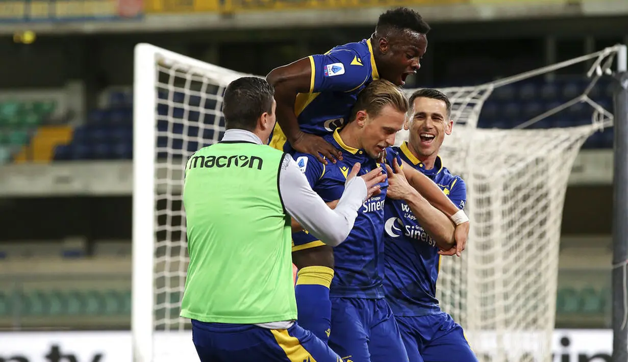 Para pemain Hellas Verona merayakan gol yang dicetak oleh Antonín Barák ke gawang Juventus pada laga Liga Italia di Stadion Marc'Antonio Bentegodi, Minggu (28/2/2021). Kedua tim bermain imbang 1-1. (Paola Garbuio/LaPresse via AP)
