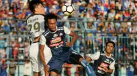 Ahmad Alfarizi berduel dengan Kim Sang-min saat laga Arema vs PS Tira di Stadion Kanjuruhan, Kabupaten Malang, Minggu (15/7/2018). (Bola.com/Iwan Setiawan)