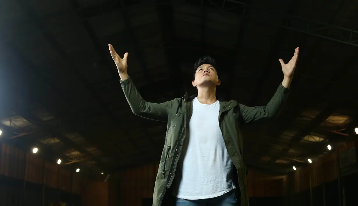 Banyak yang meragukan pernikahan Dirly dan Celine yang sekarang menjadi istri dari Stefan William. Bahkan, ibunda Celine menjelaskan tidak ada pernikahan. Pernikahan itu gagal dilaksanakan di tempat Dirly berasal. (Adrian Putra/Bintang.com)