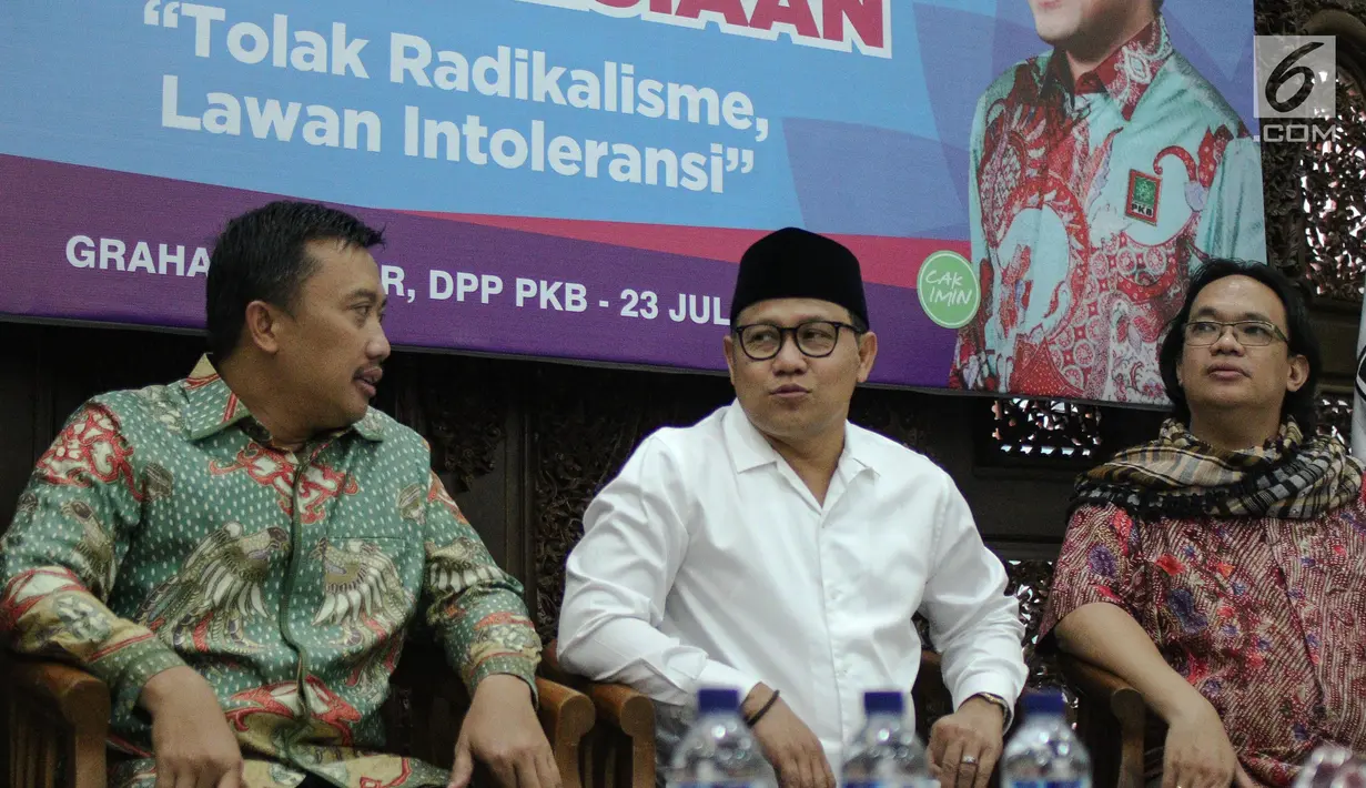 Menteri Pemuda dan Olahraga Imam Nahrawi (kiri) hadir dalam diskusi di DPP PKB, Jakarta, Minggu (23/7). Diskusi bertemakan "Merawat Keindonesiaan Tolak Radikalisme, Lawan Intoleransi" sekaligus rangkaian Harlah ke-19 PKB. (Liputan6.com/Faizal Fanani)