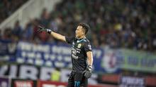 Kiper Persib Bandung, I Made Wirawan memiliki catatan statistik yang impresif walau gagal membawa Maung Bandung meraih gelar Torabika Bhayangkara Cup 2016. (Bola.com/Vitalis Yogi Trisna)