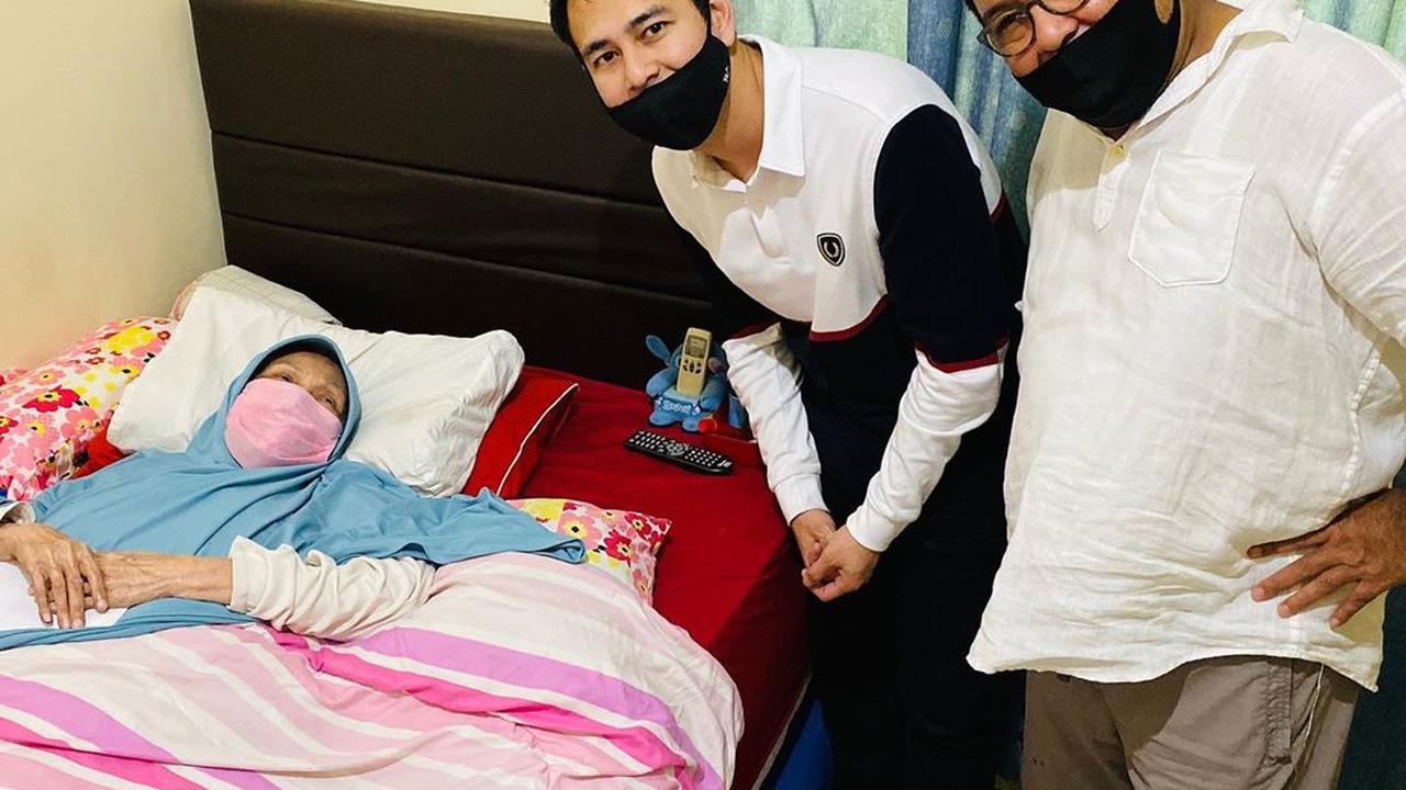 6 Momen Raffi Ahmad Jenguk Aminah Cendrakasih ‘Si Doel’, Suatu Kebanggaan