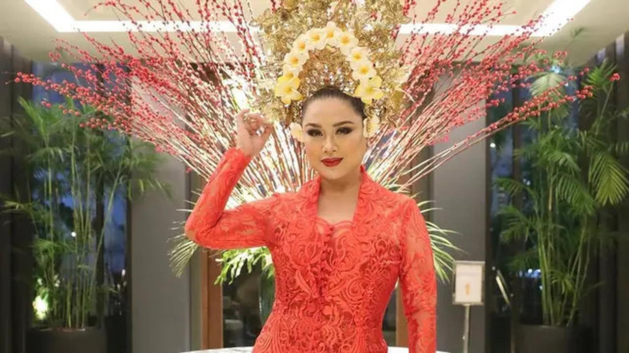 Potret Titi DJ saat Pakai Kebaya, Cantik dan Anggun di Usia Hampir 60 Tahun