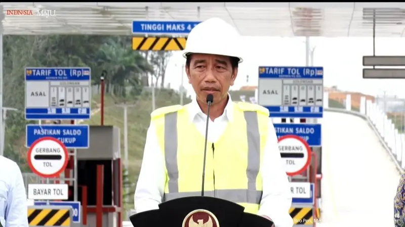 Presiden Jokowi meresmikan jalan tol ruas Pekanbaru-Padang seksi Pekanbaru-Bangkinan, di Kabupaten Kampar, Provinsi Riau.