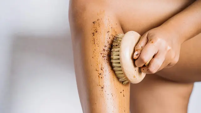 Punya Kulit Kusam? Ini Tips Mencerahkan Kulit Tubuh Secara Alami dengan Melakukan Eksfoliasi yang tepat